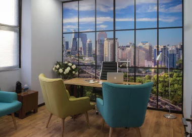 חלל עבודה מותאם לאיוש של עד 8 אנשים