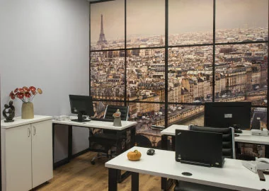 חלל עבודה משותף מותאם לאיוש של עד 4 אנשים