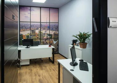 חלל עבודה משתוף מותאם לאיוש של עד 3 אנשים