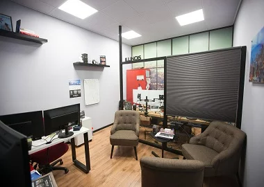 חלל עבודה מותאם לאיוש של עד 6 אנשים