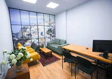 חלל עבודה מותאם לאיוש של עד 6 אנשים