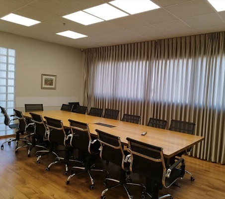 חדר ישיבות גדול עד 20 מקומות במשרד
